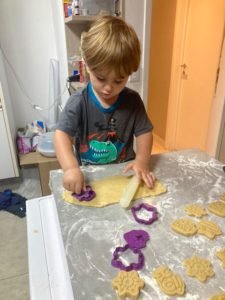 Biscoitos de Natal com o Bêbe 1 cortandobiscoitos
